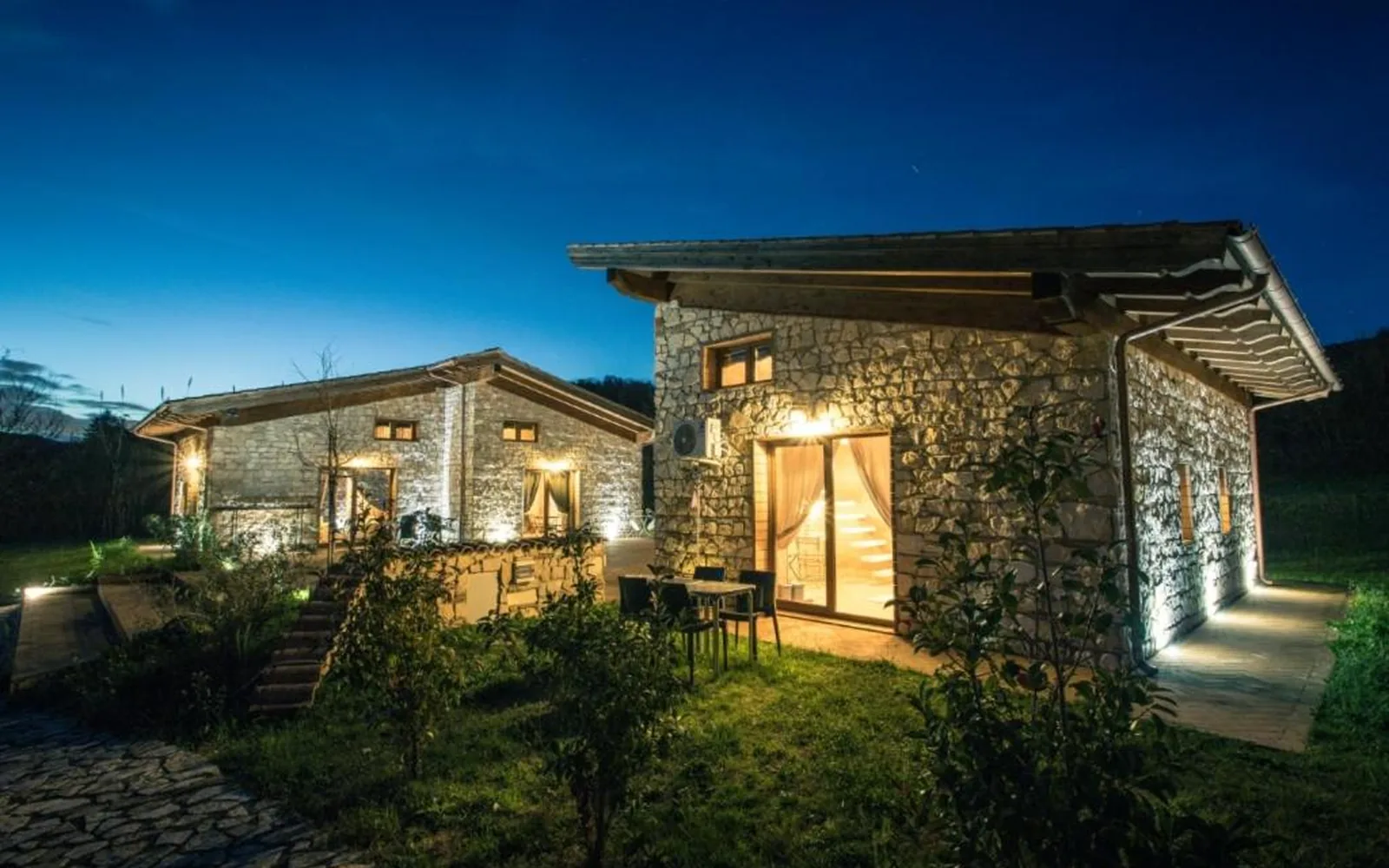 Tenuta i Tufari, La tenuta al crepuscolo, con le luci accese
