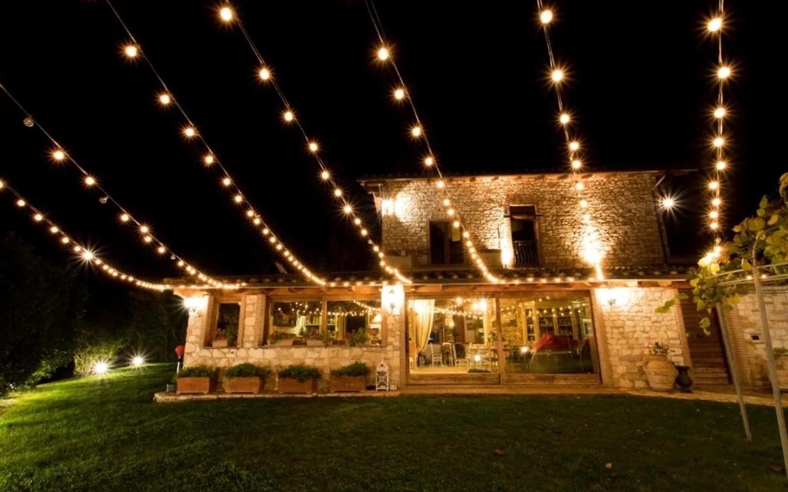 Tenuta i Tufari, Il pergolato illuminato per le sere d'estate